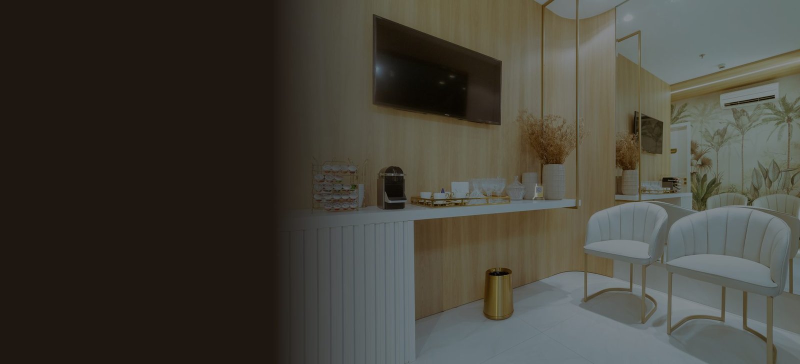 Recepção do consultório, com a marca e o registro profissional aplicados na parede
