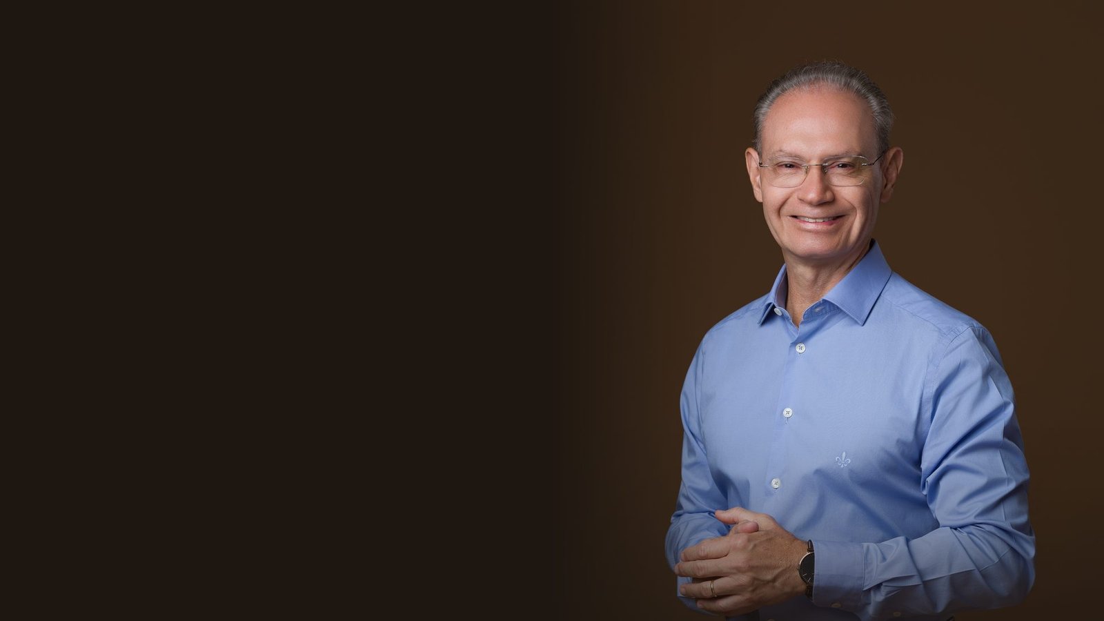 Dr. José Manoel, ginecologista e obstetra, em retrato de estúdio