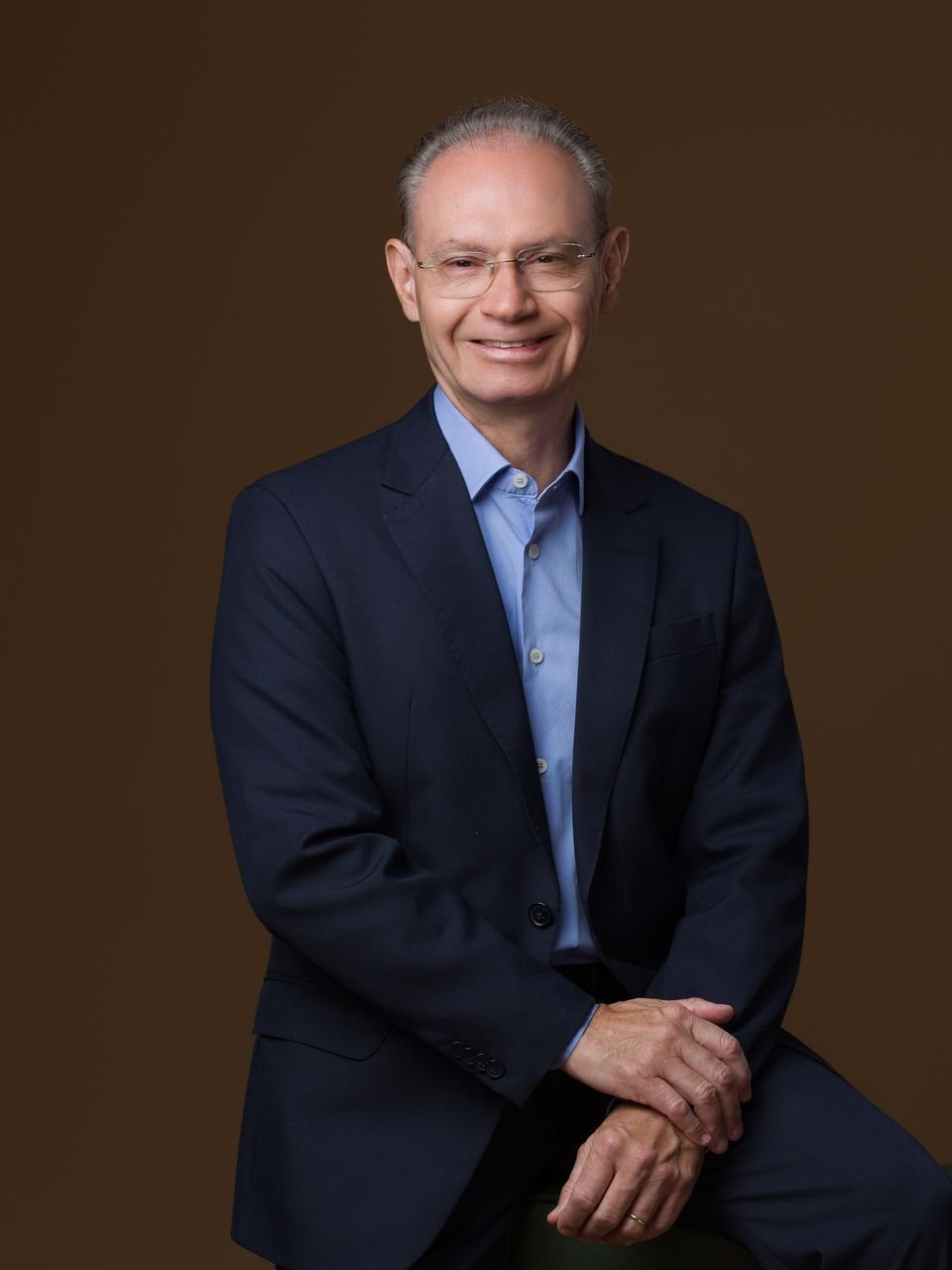 Dr. José Manoel sentado, em retrato profissional